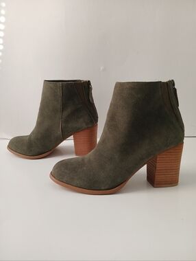 Urban Outfitters Women’s Olive Suede Ankle Boots Block Heel Chelsea Style Size 9